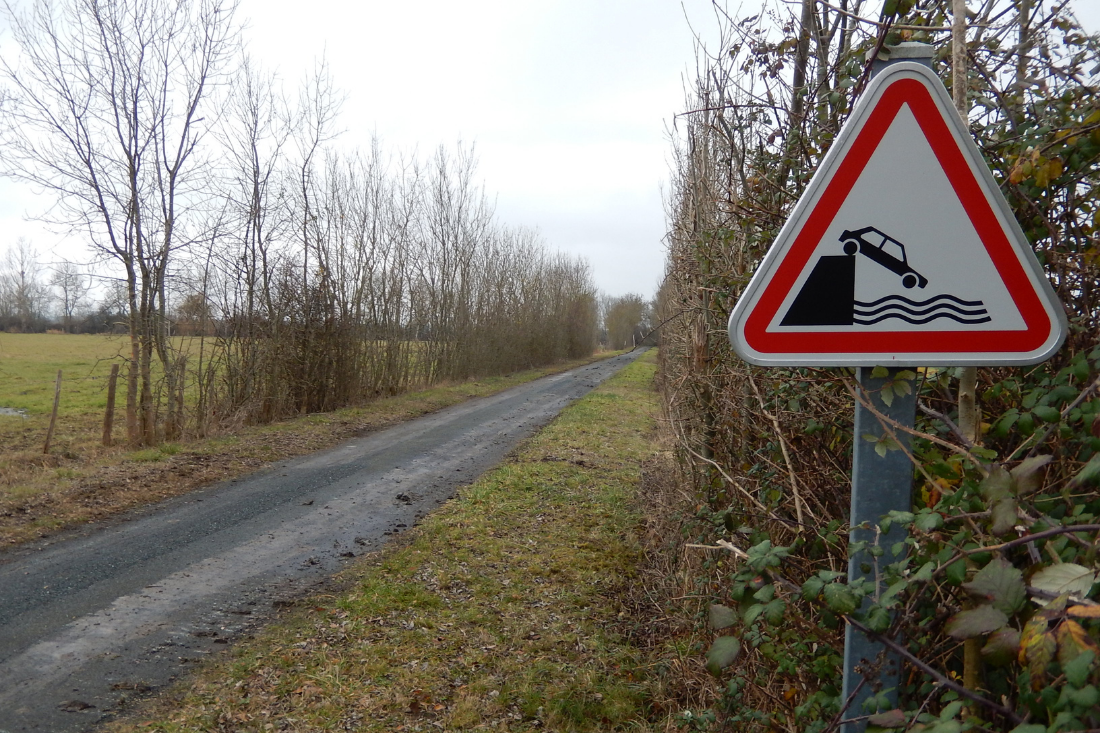 Panneaux de débouché sur un quai ou une berge